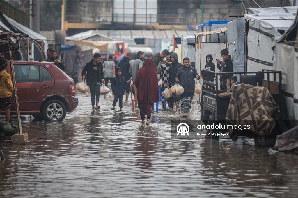 "مرحلة كارثية".. غرق خيام ومراكز إيواء في غزة بمياه الأمطار