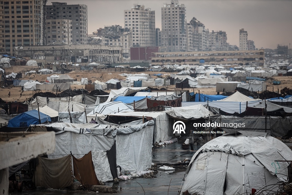 Gazze'de yoğun yağış nedeniyle İsrail saldırılarında evleri yıkılanların kaldığı çadırları su bastı