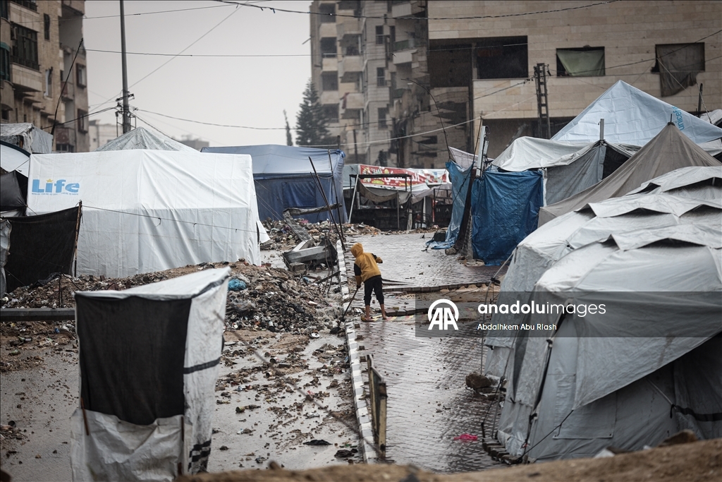 Palestinians struggle in makeshift shelters amid rain