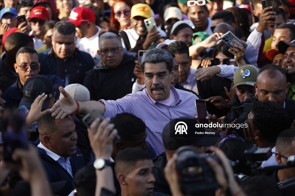 Сторонники Мадуро собрались в Каракасе на День молодежи