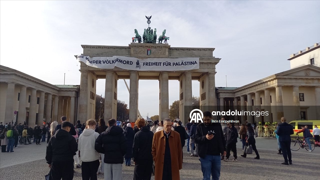 У исторических Бранденбургских ворот в Берлине был вывешен баннер в поддержку Палестины