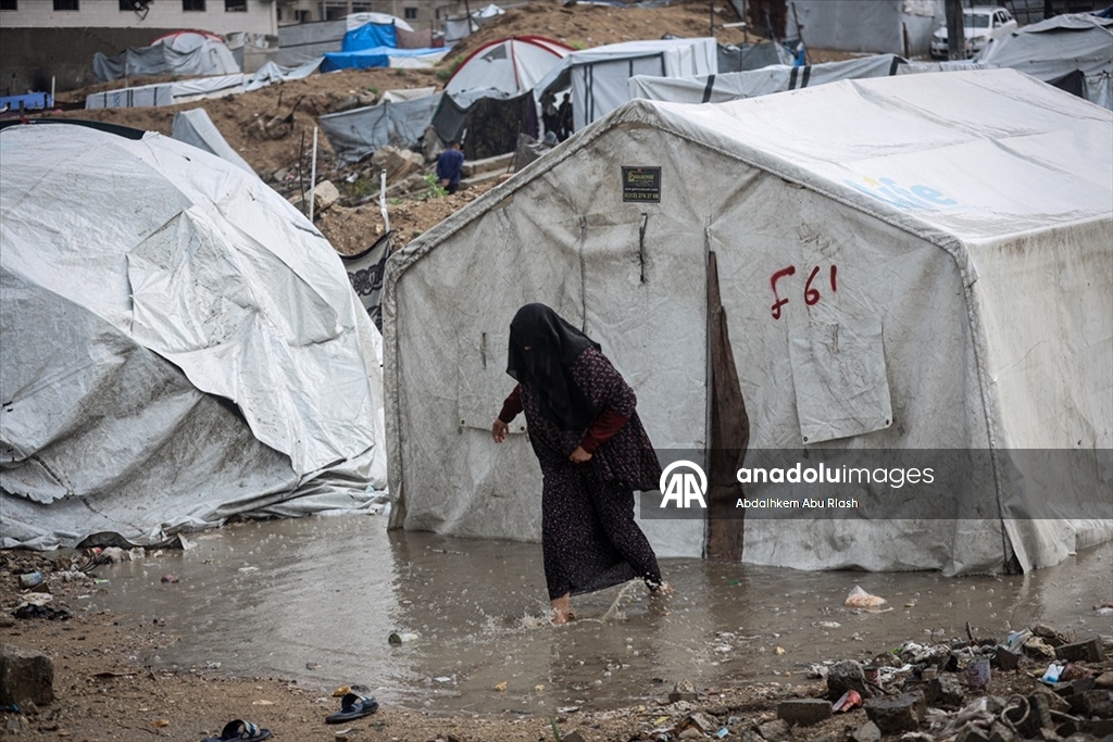 Gazze'de yoğun yağış nedeniyle İsrail saldırılarında evleri yıkılanların kaldığı çadırları su bastı