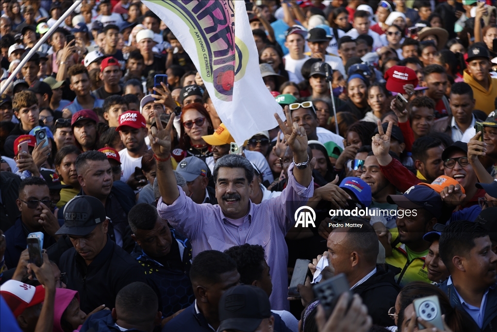 Сторонники Мадуро собрались в Каракасе на День молодежи