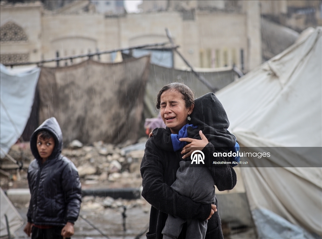Palestinians struggle in makeshift shelters amid rain