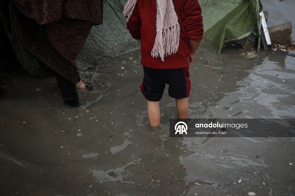 Gazze'de yoğun yağış nedeniyle İsrail saldırılarında evleri yıkılanların kaldığı çadırları su bastı