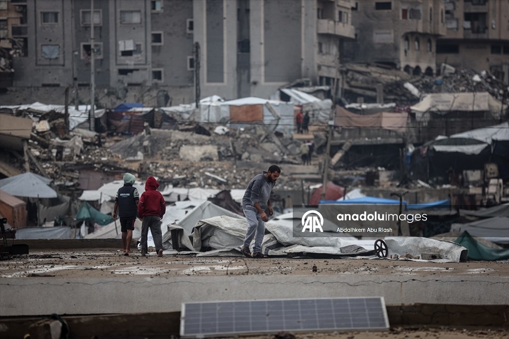 Gazze'de yoğun yağış nedeniyle İsrail saldırılarında evleri yıkılanların kaldığı çadırları su bastı