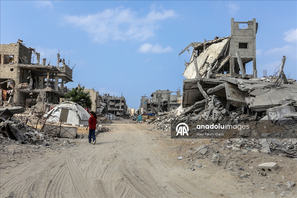 Палестинцы возвращаются в разрушенные дома после вывода израильских войск из района аль-Катиба
