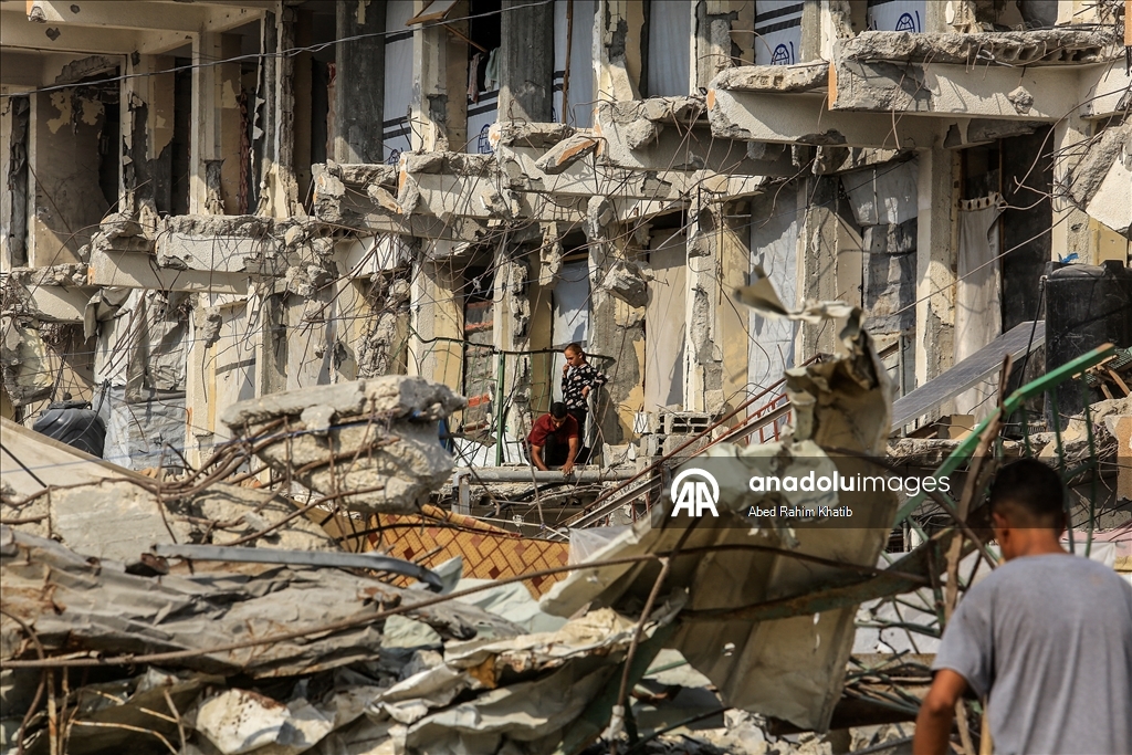 Палестинцы возвращаются в разрушенные дома после вывода израильских войск из района аль-Катиба