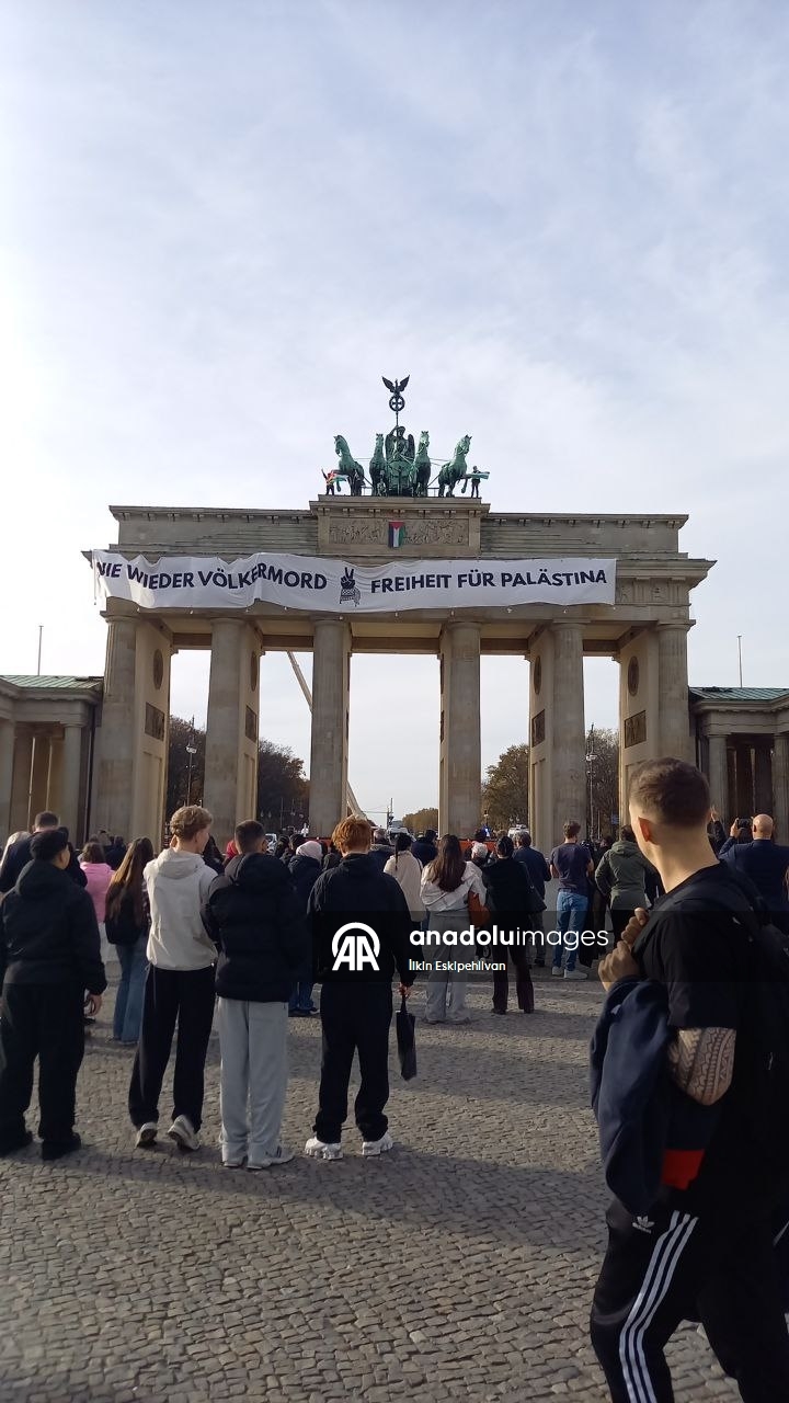 У исторических Бранденбургских ворот в Берлине был вывешен баннер в поддержку Палестины