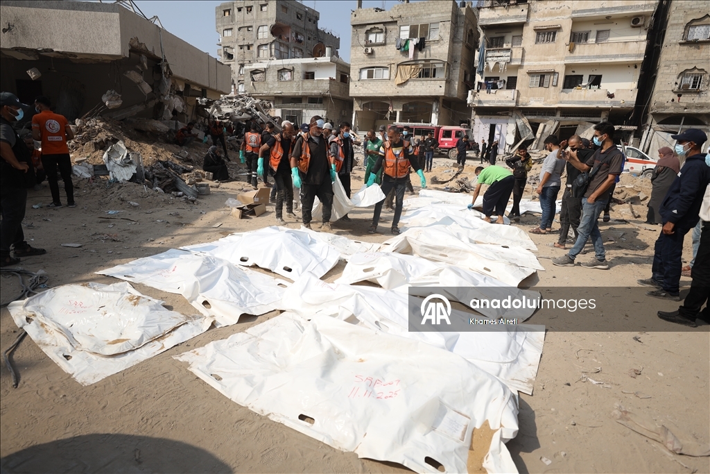 Извлечены тела палестинцев, убитых в результате израильских атак и захороненных во временных могилах