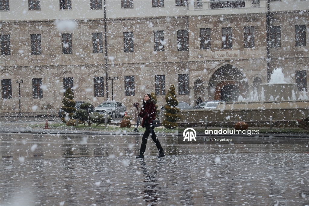 Sivas'a mevsimin ilk karı yağdı