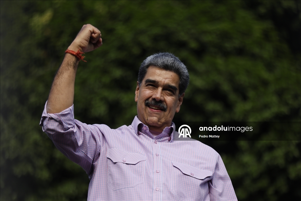 Сторонники Мадуро собрались в Каракасе на День молодежи