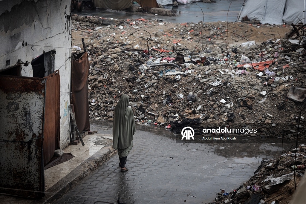 Gazze'de yoğun yağış nedeniyle İsrail saldırılarında evleri yıkılanların kaldığı çadırları su bastı