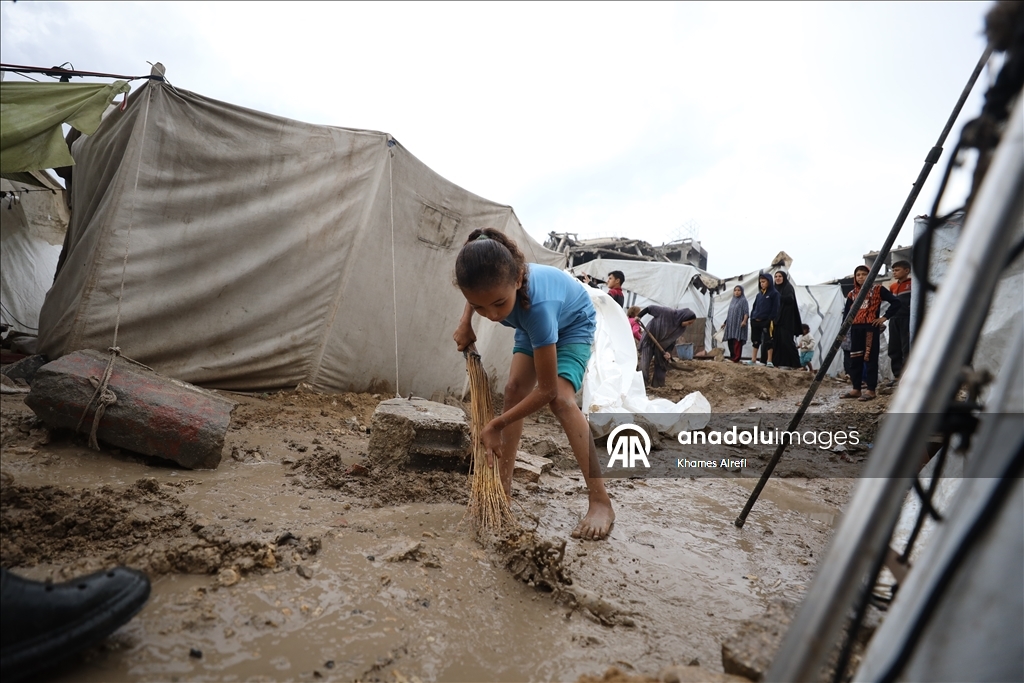 First winter rainfall floods tents in Gaza