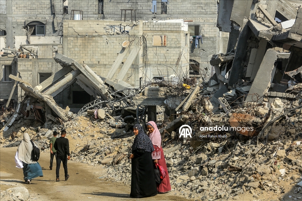 Палестинцы возвращаются в разрушенные дома после вывода израильских войск из района аль-Катиба