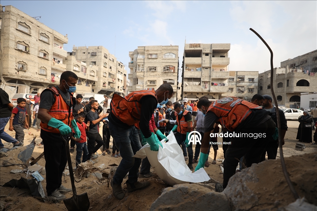 Извлечены тела палестинцев, убитых в результате израильских атак и захороненных во временных могилах