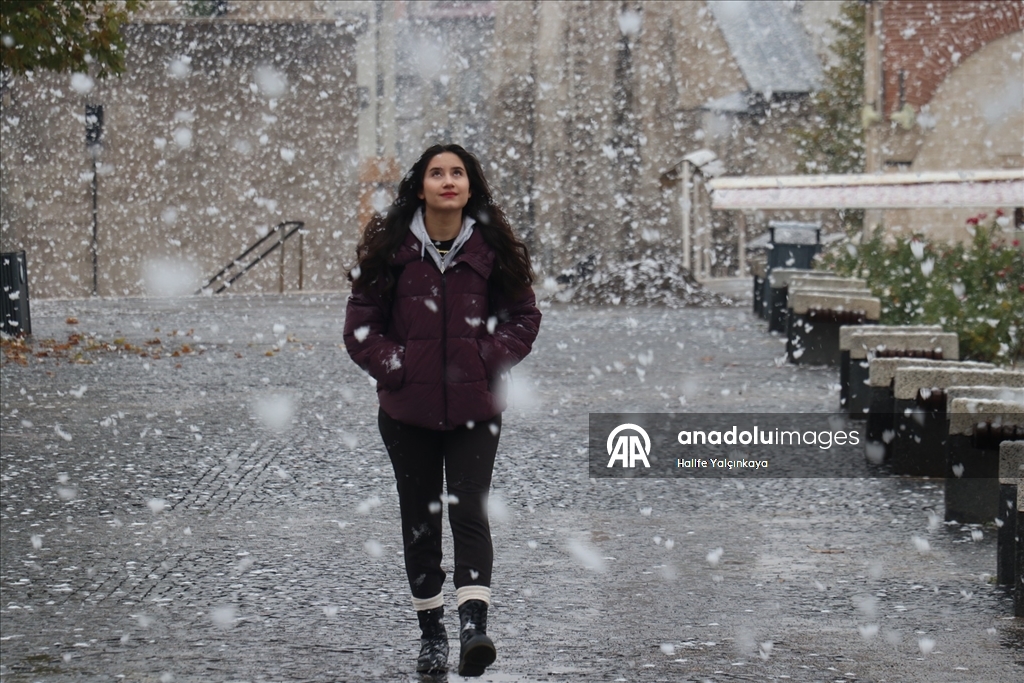Sivas'a mevsimin ilk karı yağdı