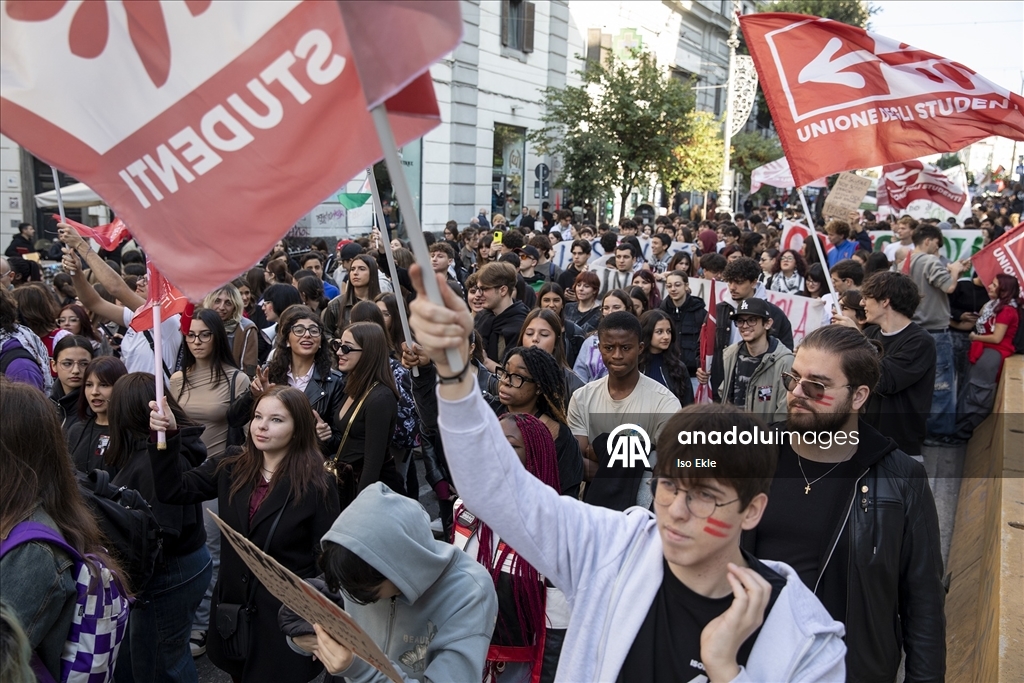 İtalya'da Gazze için öğrenciler greve gitti