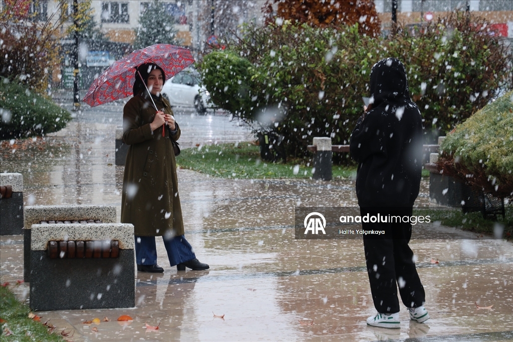 Sivas'a mevsimin ilk karı yağdı