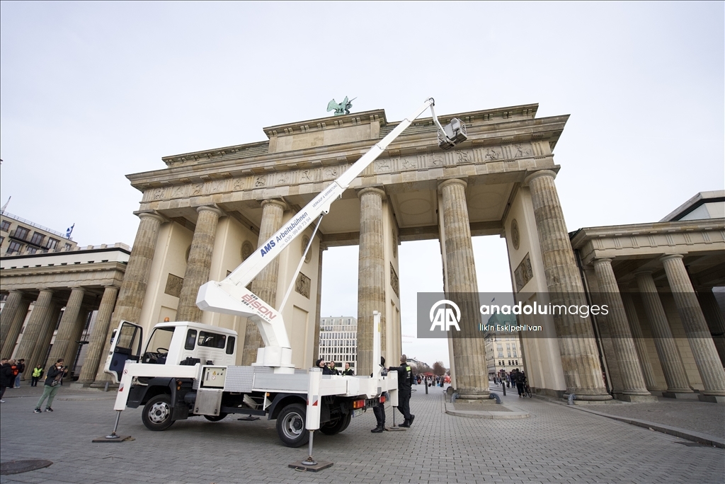У исторических Бранденбургских ворот в Берлине был вывешен баннер в поддержку Палестины