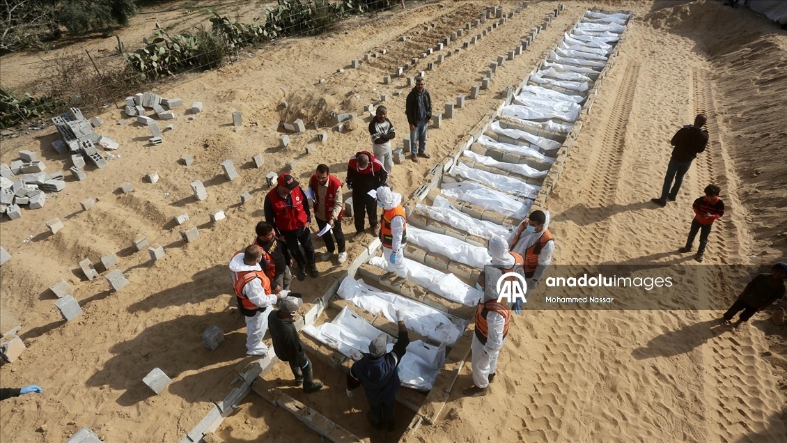 Gazze'de kimlikleri tespit edilemeyen 30 Filistinlinin cenazesi Deyr Belah'ta defnedildi