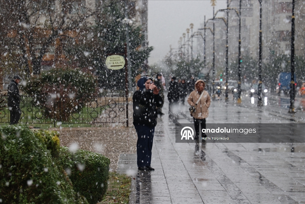 Sivas'a mevsimin ilk karı yağdı