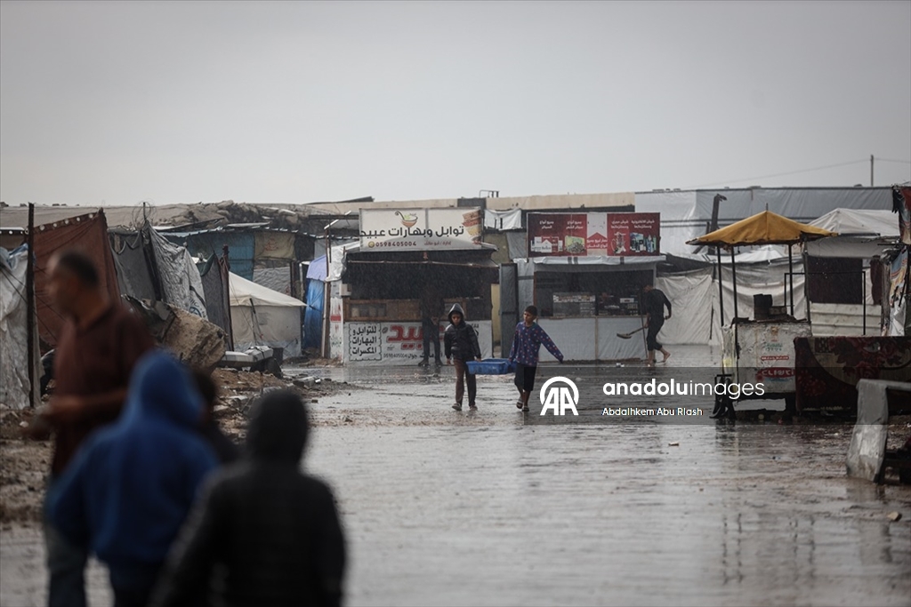 Gazze'de yoğun yağış nedeniyle İsrail saldırılarında evleri yıkılanların kaldığı çadırları su bastı
