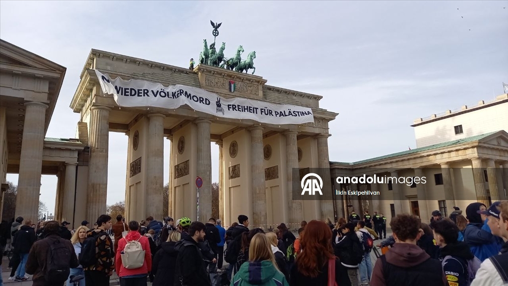 У исторических Бранденбургских ворот в Берлине был вывешен баннер в поддержку Палестины