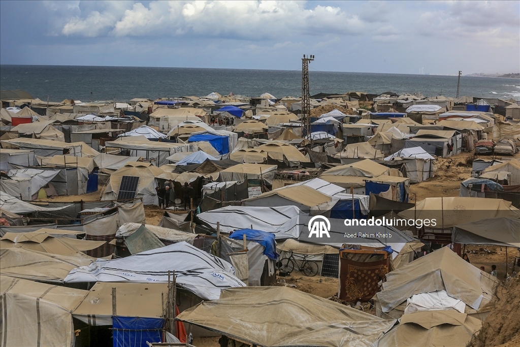 Han Yunus kentinde çadırlarda yaşayan Filistinlilerin zorlu yaşam mücadelesi sürüyor