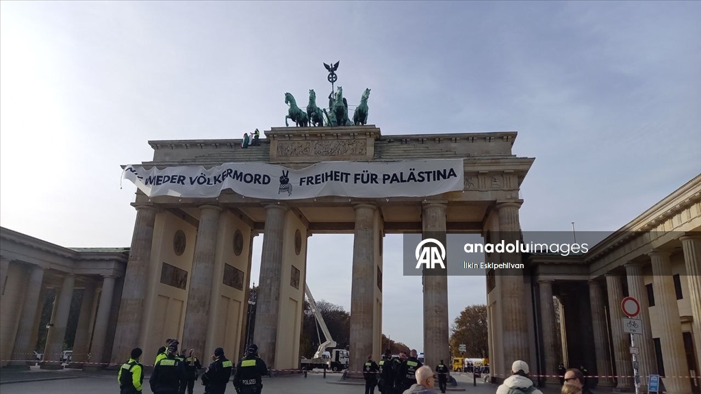 У исторических Бранденбургских ворот в Берлине был вывешен баннер в поддержку Палестины