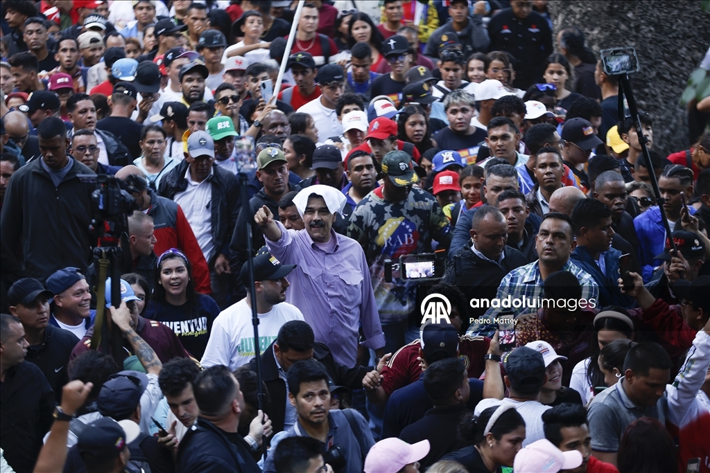 Сторонники Мадуро собрались в Каракасе на День молодежи