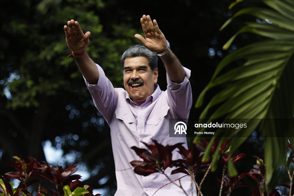 Сторонники Мадуро собрались в Каракасе на День молодежи