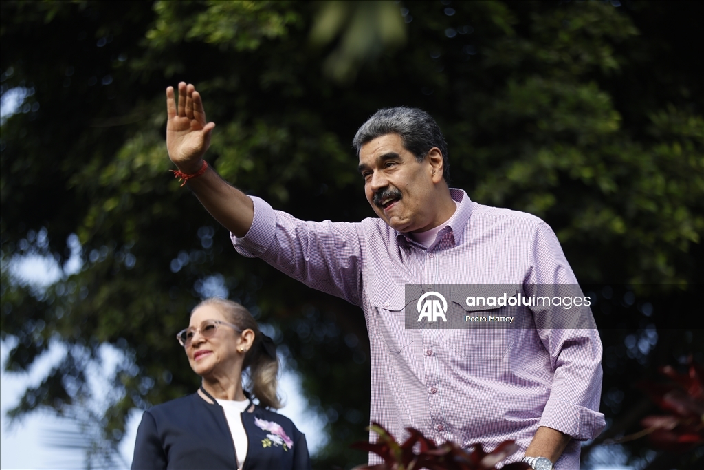 Сторонники Мадуро собрались в Каракасе на День молодежи