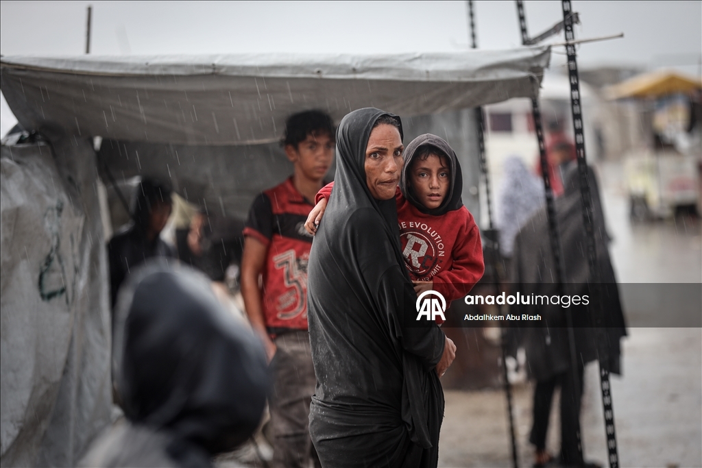 Palestinians struggle in makeshift shelters amid rain