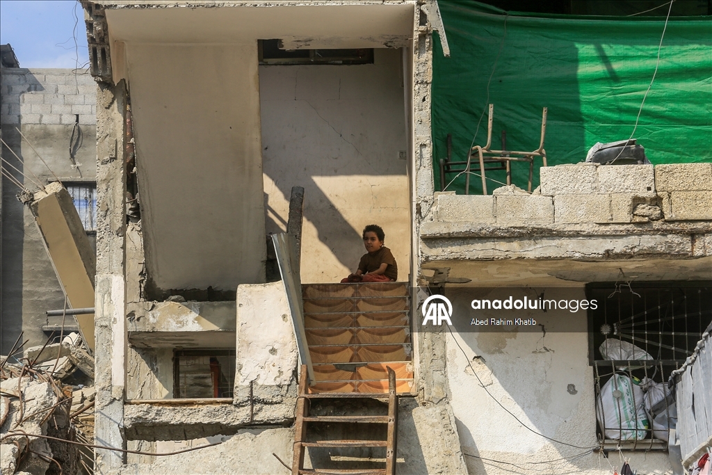 Палестинцы возвращаются в разрушенные дома после вывода израильских войск из района аль-Катиба