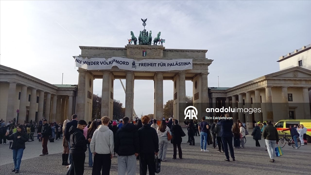 У исторических Бранденбургских ворот в Берлине был вывешен баннер в поддержку Палестины