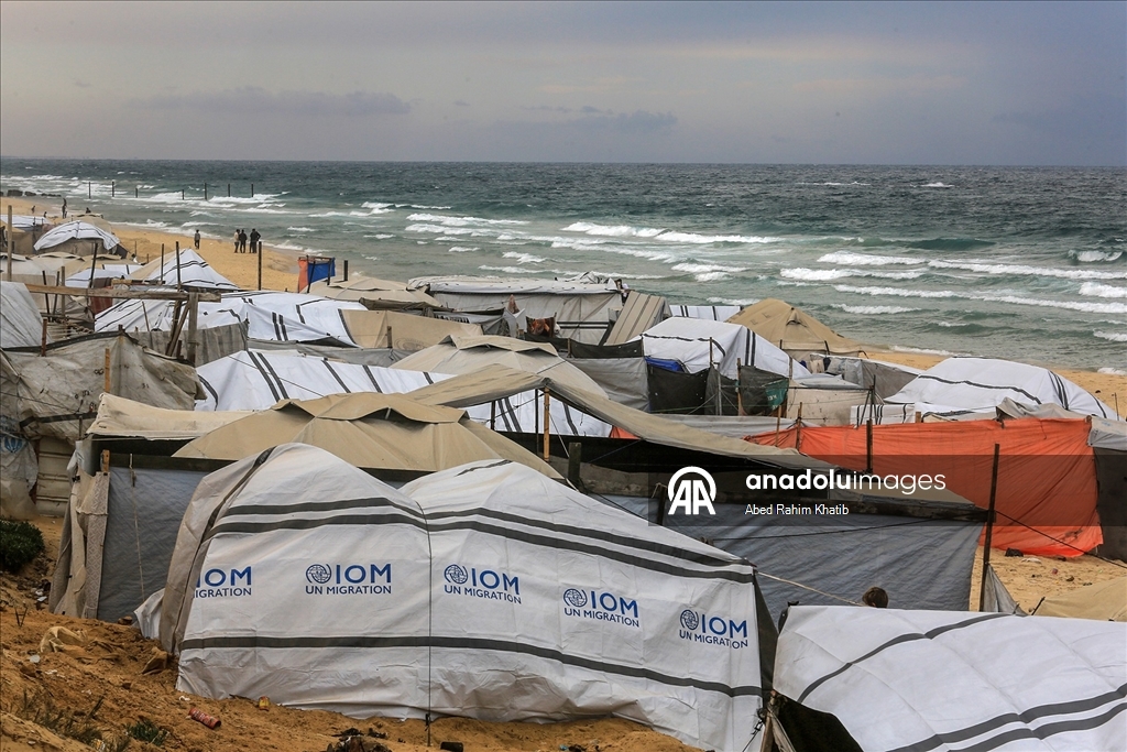 Han Yunus kentinde çadırlarda yaşayan Filistinlilerin zorlu yaşam mücadelesi sürüyor