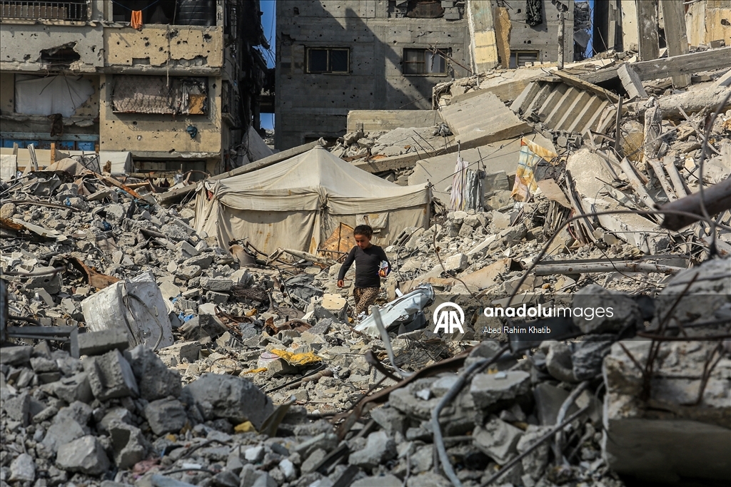Палестинцы возвращаются в разрушенные дома после вывода израильских войск из района аль-Катиба