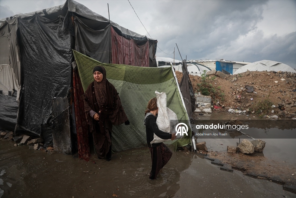 Gazze'de yoğun yağış nedeniyle İsrail saldırılarında evleri yıkılanların kaldığı çadırları su bastı