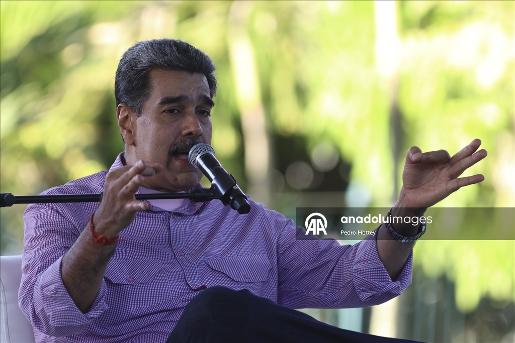 Сторонники Мадуро собрались в Каракасе на День молодежи