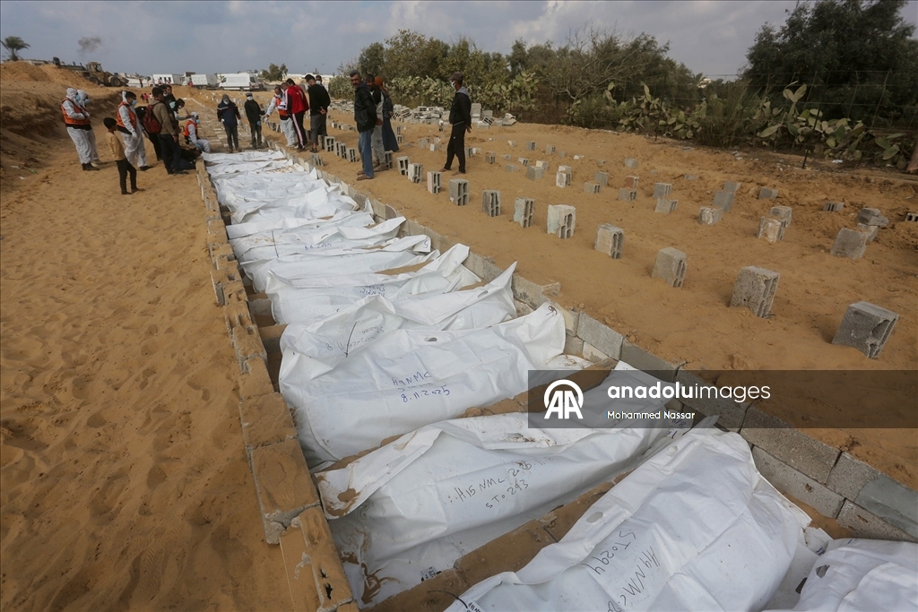 Gazze'de kimlikleri tespit edilemeyen 30 Filistinlinin cenazesi Deyr Belah'ta defnedildi