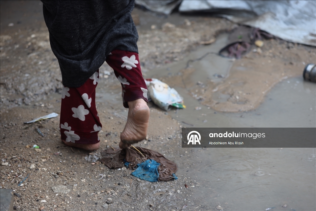 Palestinians struggle in makeshift shelters amid rain