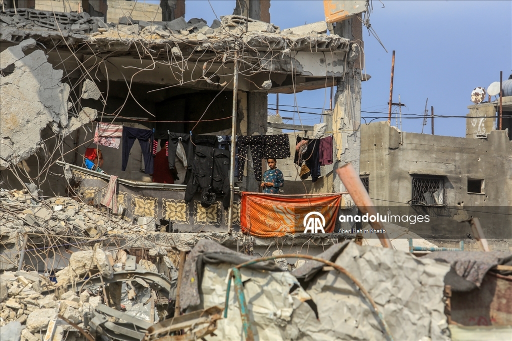 Палестинцы возвращаются в разрушенные дома после вывода израильских войск из района аль-Катиба