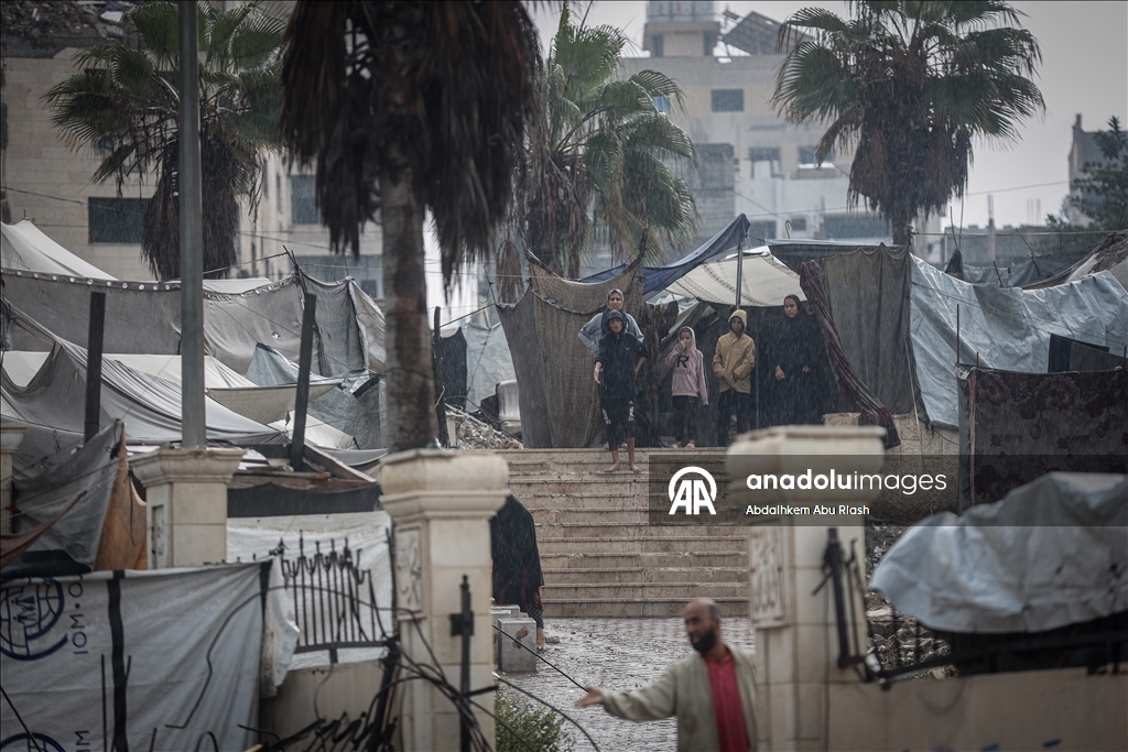 Palestinians struggle in makeshift shelters amid rain