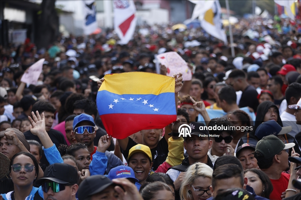 Сторонники Мадуро собрались в Каракасе на День молодежи