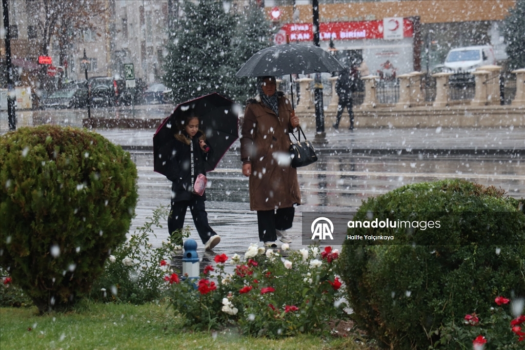 Sivas'a mevsimin ilk karı yağdı