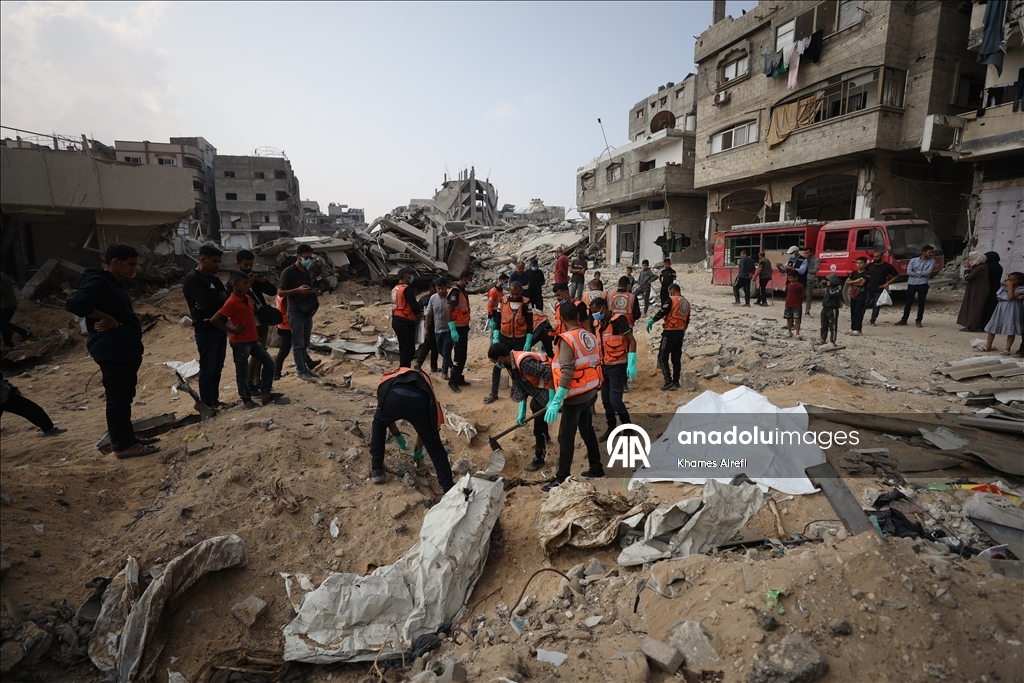 Извлечены тела палестинцев, убитых в результате израильских атак и захороненных во временных могилах