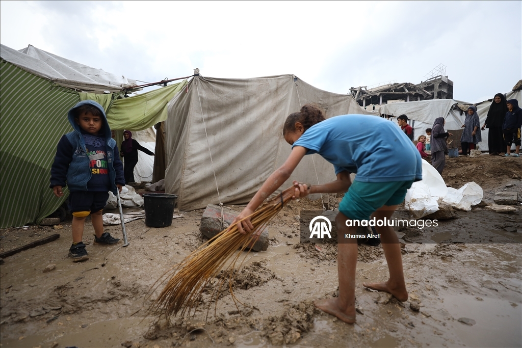 First winter rainfall floods tents in Gaza