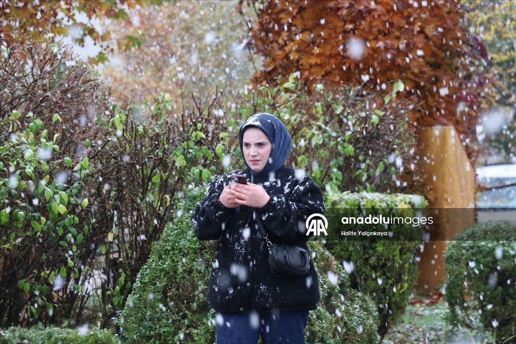 Sivas'a mevsimin ilk karı yağdı