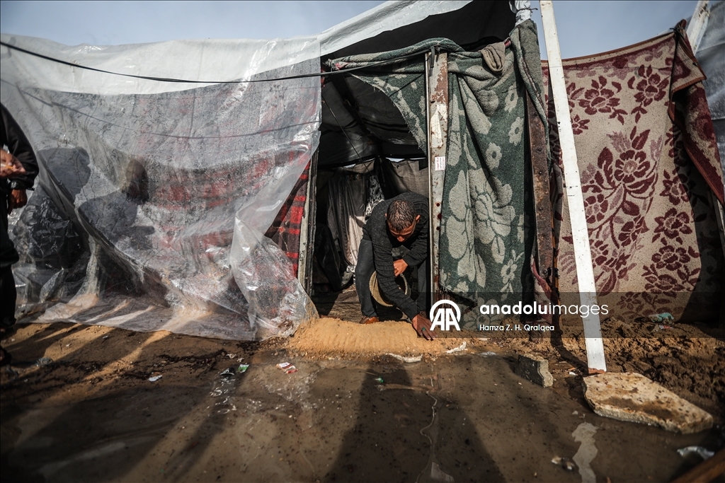 "مرحلة كارثية".. غرق خيام ومراكز إيواء في غزة بمياه الأمطار